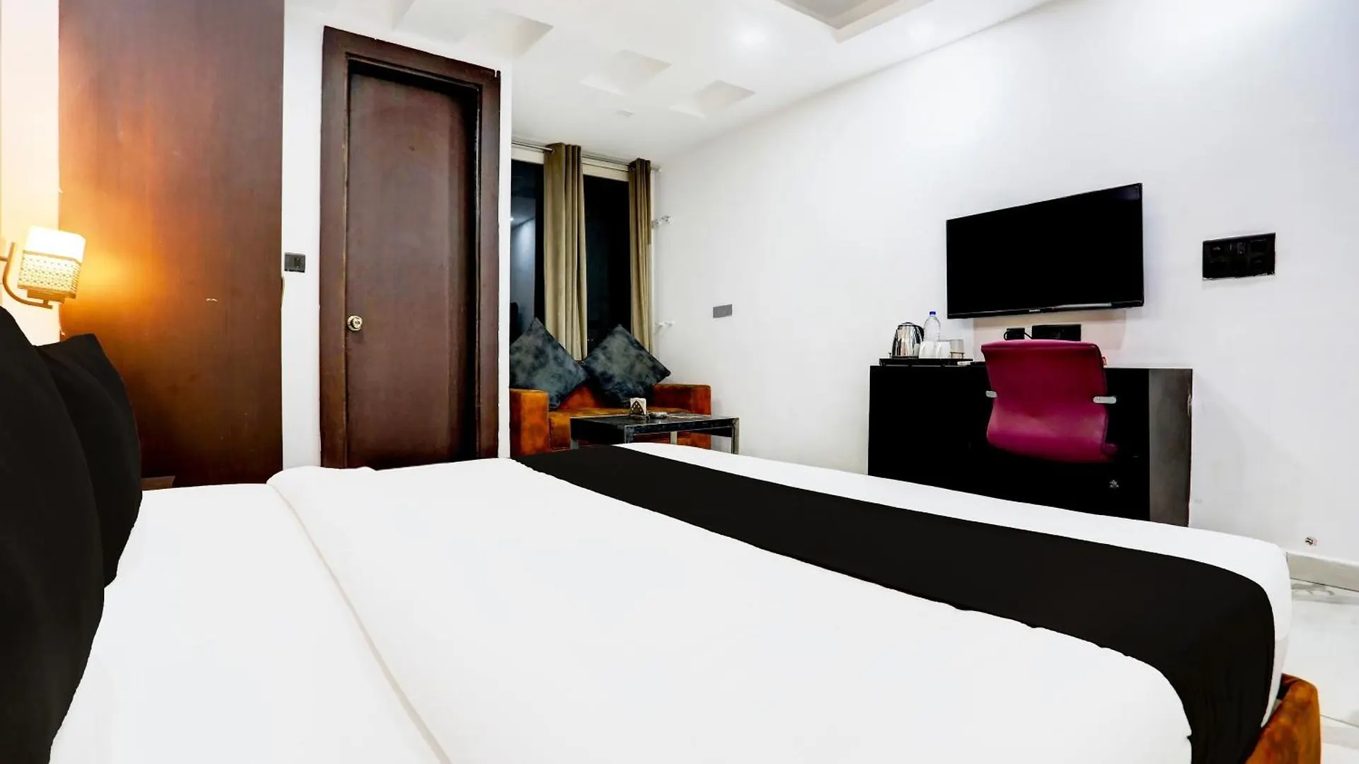 Super Townhouse Sector 52 Near Artemis Hospital Hotel Gurgaon
