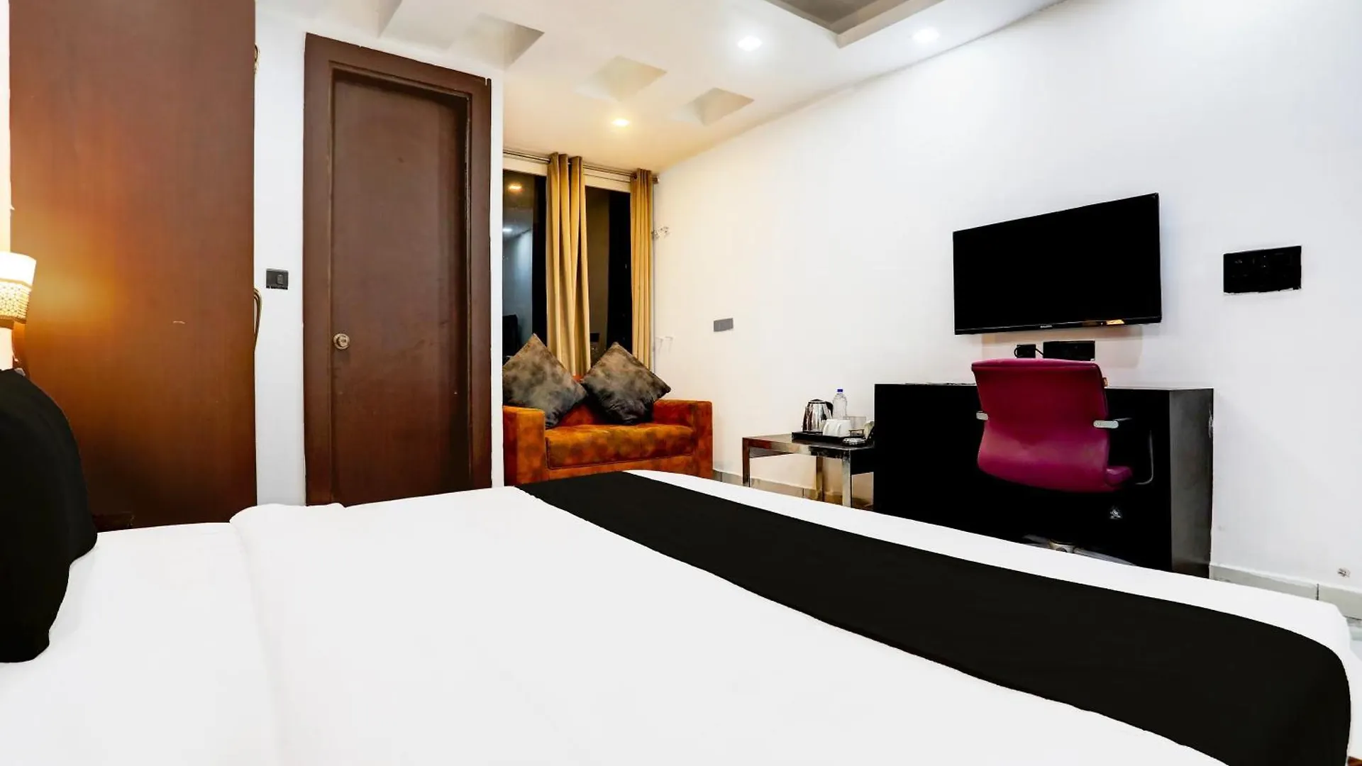Super Townhouse Sector 52 Near Artemis Hospital Hotel Gurgaon
